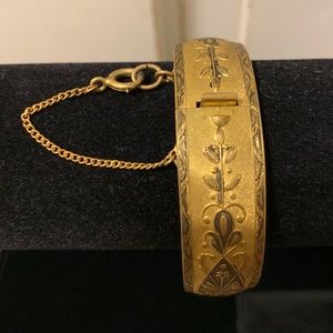 Vintage Jewelry - Vintage bangle bracelet with safety chain Vintage Jewelry - Vintage bangle bracelet with safety chain